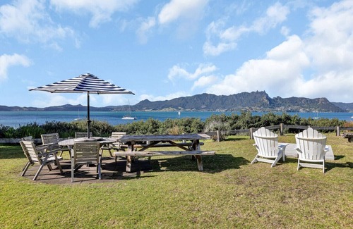 One Tree Point Apartment | The Beach Hut - Waterfront Studio at HarbourLights