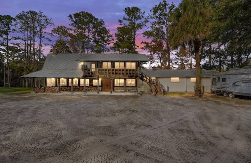 Edgar Apartment | The Beach Room