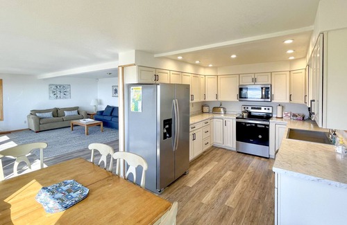 Bandon House | The Beachcomber: Oceanfront with Private Beach Access and Spectacular Views!