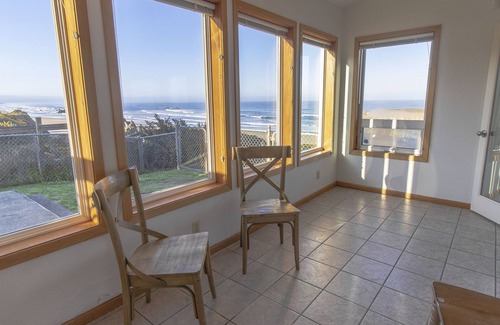 Bandon House | The Beachcomber: Oceanfront with Private Beach Access and Spectacular Views!