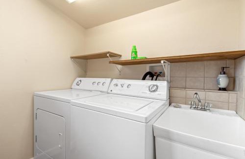 The Village House | The Bear Den - DREAM LOCATION WALKING DISTANCE TO LAKE AND VILLAGE!