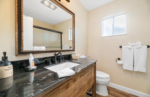 The Village House | The Bear Den - DREAM LOCATION WALKING DISTANCE TO LAKE AND VILLAGE!