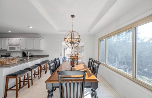 Willisburg House | The Belle LUX KY Bourbon Trail-Hot tub-Hiking Trails on over 120 acres!