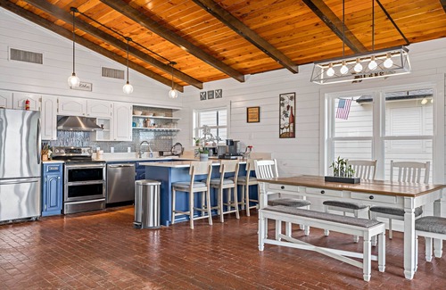 Gun Barrel City House | The Bellevue Cottage