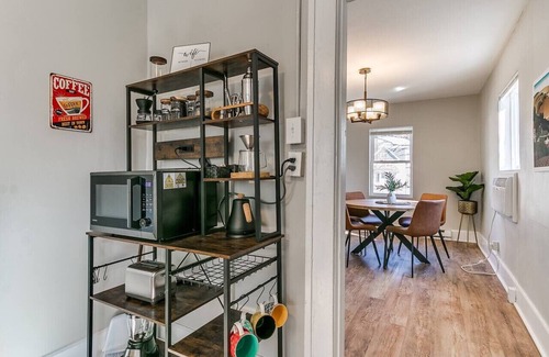 Des Moines Apartment | The BEST of Iowa: Harvesting Iowa w/King Bed