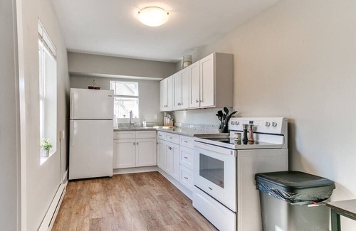 Des Moines Apartment | The BEST of Iowa: Harvesting Iowa w/King Bed