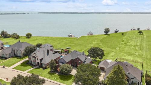 Rockwall House | The Best of Lakeside Living - Luxury at its Finest