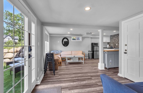 Zenda House | The Big Chill – Lake Geneva w/Grain Bin Gazebo, 5 Hole Mini Golf, Kayaks & More!