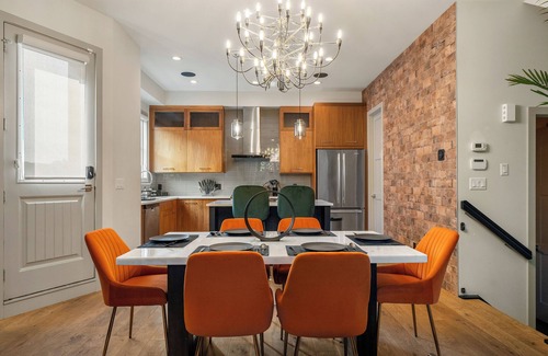 Kensington House | *The Big Spacious Getaway*| Sleeps 16+ Comfortably| 4 King Beds| Near Downtown|