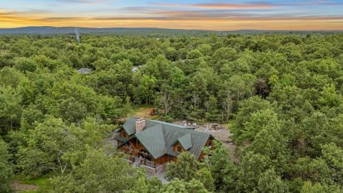 Long Pond House | The Bigwood Cabin by AvantStay Hot Tub Firepit Pool Table Private Yard