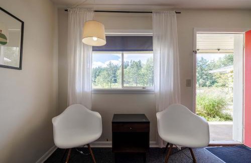 Canaan Valley Hotel | The Billy Motel King Room with Retro Charm