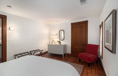 Grand Rapids Apartment | " The Bird's Nest" - a lovely downtown apartment with vintage charm in downtown