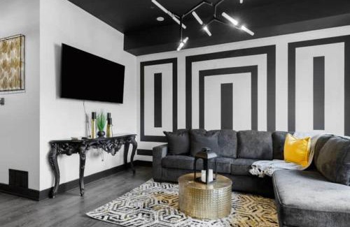 Bronzeville House | The Black And White Suite