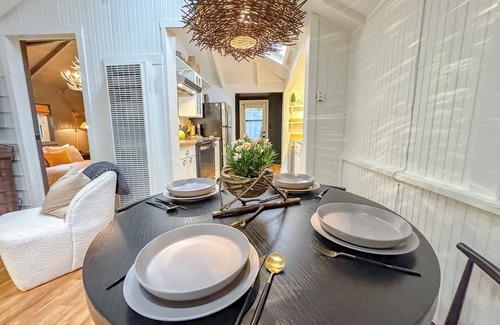 Guerneville Cabin | The Black Nest~Elegant Redwood Sanctuary w/5 Stars! WIFI/HotTub/Pup