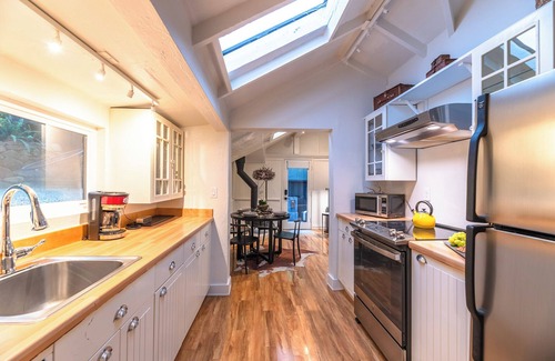 Guerneville Cabin | The Black Nest~Elegant Redwood Sanctuary w/5 Stars! WIFI/HotTub/Pup