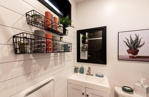 Waco Hotel | The Black Oak-Container Home 12 Min to Magnolia