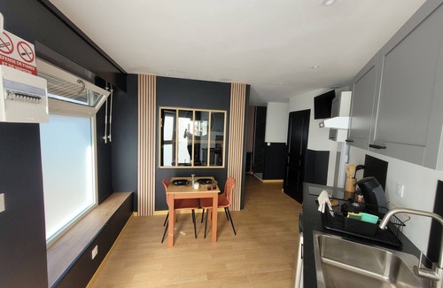 Calais Apartment | The black tendance, maxi studio hyper center, 1km from train station, tourism/business