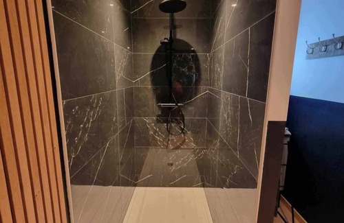 Calais Apartment | The black tendance, maxi studio hyper center, 1km from train station, tourism/business