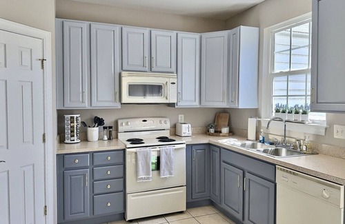 Villages of Five Points Apartment | The Blue Chill! A 4 Bedroom Townhouse w/Pool!