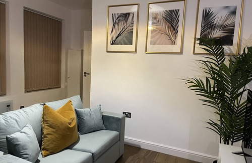 Leicester City Centre Apartment | The Blue Lagoon Loft is a snug apartment to escape to in the heart of Leicester.