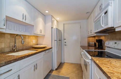 Central Beach Apartment | The Blue Octopus - 1br King Bed Condo