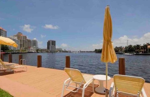 Central Beach Apartment | The Blue Octopus - 1br King Bed Condo