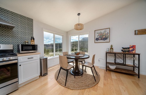 Palisade House | "The Bluff House-Privacy with spectacular views"