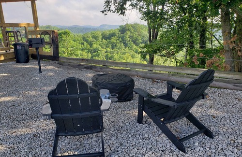 Frenchburg Cabin | The Bluff on Amos with Amazing views and Hot Tub