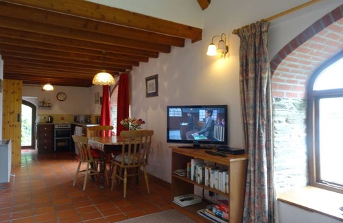 Saint Winnow Cottage | THE BOAT HOUSE, pet friendly, with a garden in St Winnow