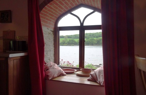 Saint Winnow Cottage | THE BOAT HOUSE, pet friendly, with a garden in St Winnow