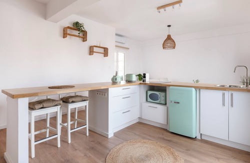 Metaxourgio Apartment | The Boho Suite Private Jacuzzi & Acropolis View