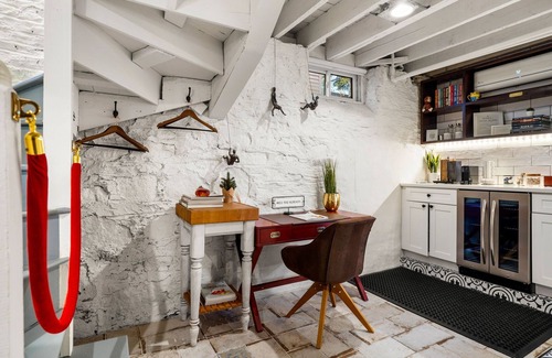 St. Marks Condo | 🎖The Boiler Room - Close to Subway & Downtown🎖