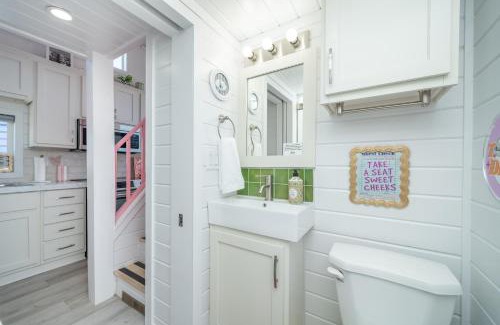 Parker Strip House | The Boozy Bungalow at Roadrunner Resort