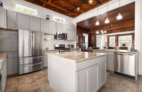 Seguin Ski Chalet | The Bowie Grand - Historic Comfort in Seguin