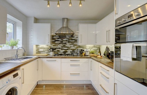 Knowle Sands Villa | The Braybrooke House | A Calm & Executive 3BR House w/ Parking, Garden & Wifi | eco-Short Term Let by SILVA