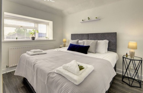 Knowle Sands Villa | The Braybrooke House | A Calm & Executive 3BR House w/ Parking, Garden & Wifi | eco-Short Term Let by SILVA