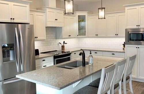 Okanagan-Similkameen Cottage | The Bread Breakers Cottage #67 w games room in garage