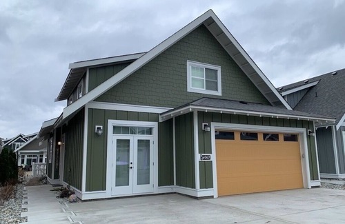 Okanagan-Similkameen Cottage | The Bread Breakers Cottage #67 w games room in garage