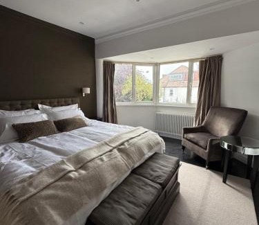 Golders Green Apartment | The Brent Cross Suite