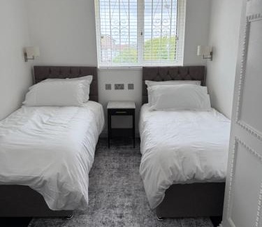 Golders Green Apartment | The Brent Cross Suite