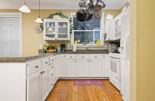 Lincoln Beach House | The Bridge House - Bella Beach, Open Floor Plan, Two Bedrooms w/En-Suite Bathrooms, Walk to Beach