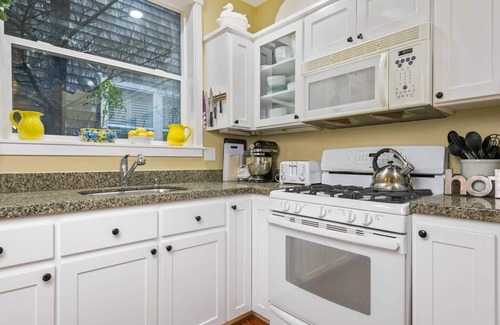 Lincoln Beach House | The Bridge House - Bella Beach, Open Floor Plan, Two Bedrooms w/En-Suite Bathrooms, Walk to Beach