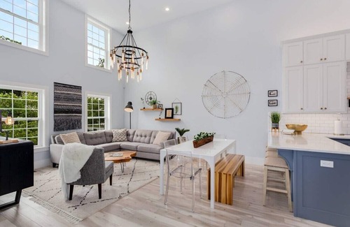 Downtown House | The Brownstone - 1 Block to Downtown Bentonville