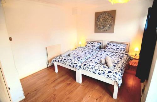 The Westside House | The Brum House with private garden, BBQ, 3 TVs with NETFLIX, Huge Lounge or Quadruple Bedroom plus 2 double bedrooms