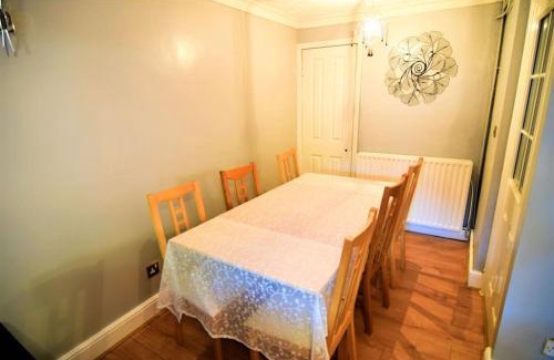 The Westside House | The Brum House with private garden, BBQ, 3 TVs with NETFLIX, Huge Lounge or Quadruple Bedroom plus 2 double bedrooms
