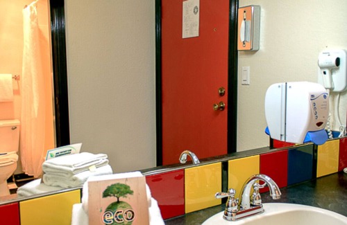 Silver Star Mountain Hotel | The Bulldog Silver Star - Standard Queen + Double/Single Bunk Bed 2