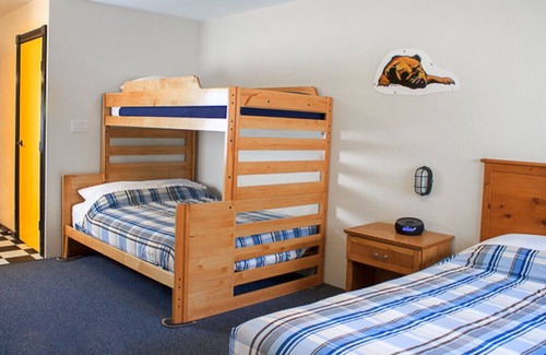 Silver Star Mountain Hotel | The Bulldog Silver Star - Standard Queen + Double/Single Bunk Bed 2
