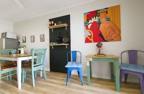 Frog Rock Apartment | The Burrow Guest Suite at Resteasy Farmstay