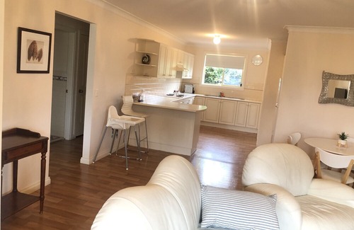 Milton Villa | "THE BUTLER"@Milton eats, theatre, gallery shopping,garage, wifi,2WC,very quiet