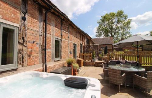 Bridgnorth House | The Byre - Beautiful Contemporary Barn - Hot Tub